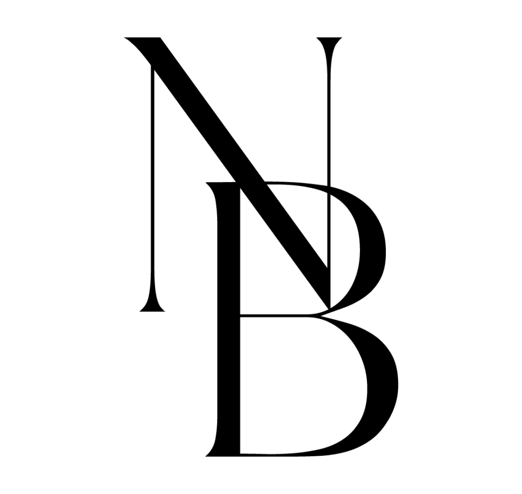 Schwarze, sich überlappende Buchstaben N und B in einer modernen, eleganten Schriftart auf hellgrauem Hintergrund - perfekt für ein Hochzeitssängerin-, Hochzeits-DJ- oder Traurednerin-Logo.